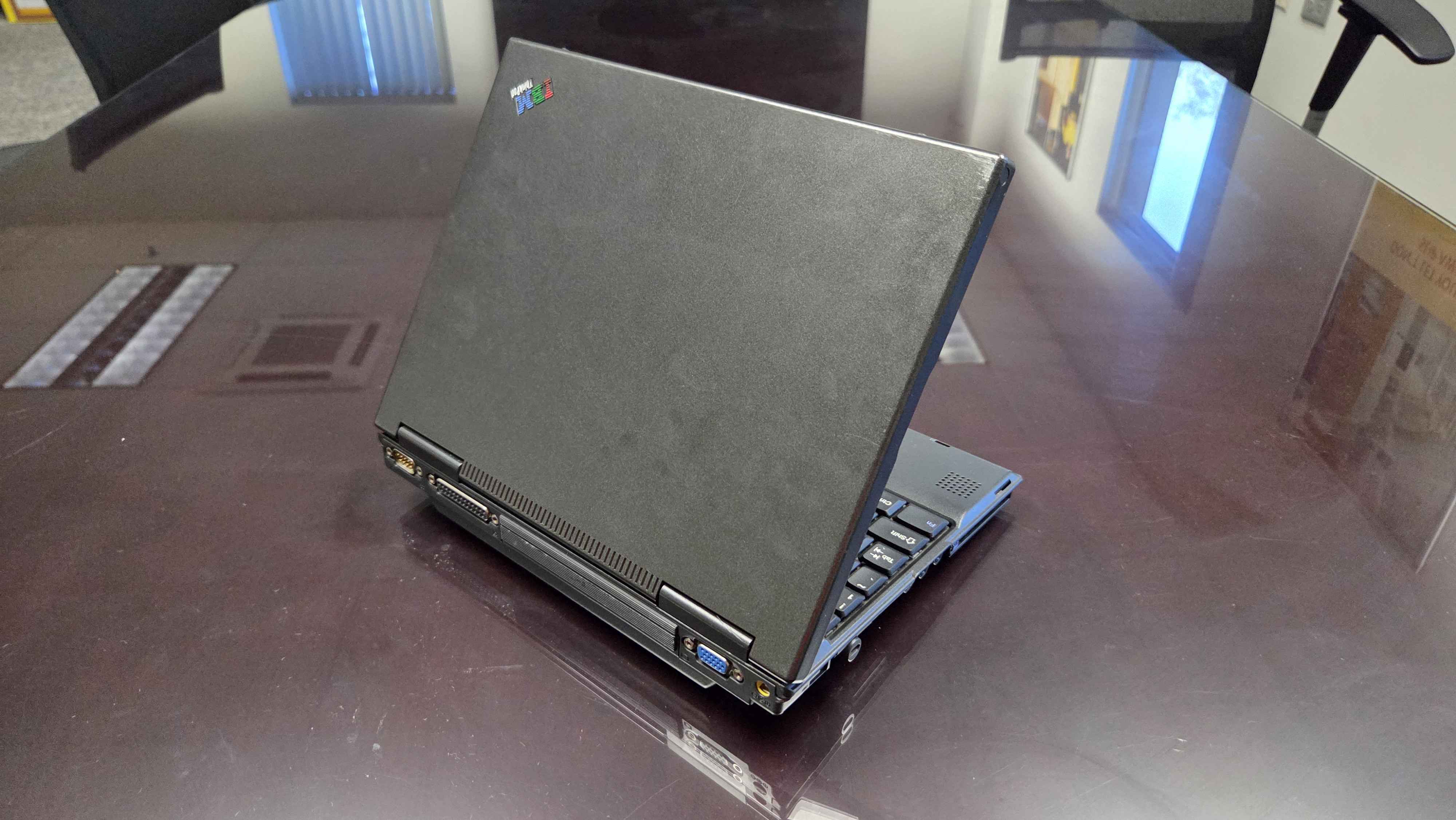 IBM Thinkpad 240 希少品 IBM ThinkPad 240 Series - MacDat
