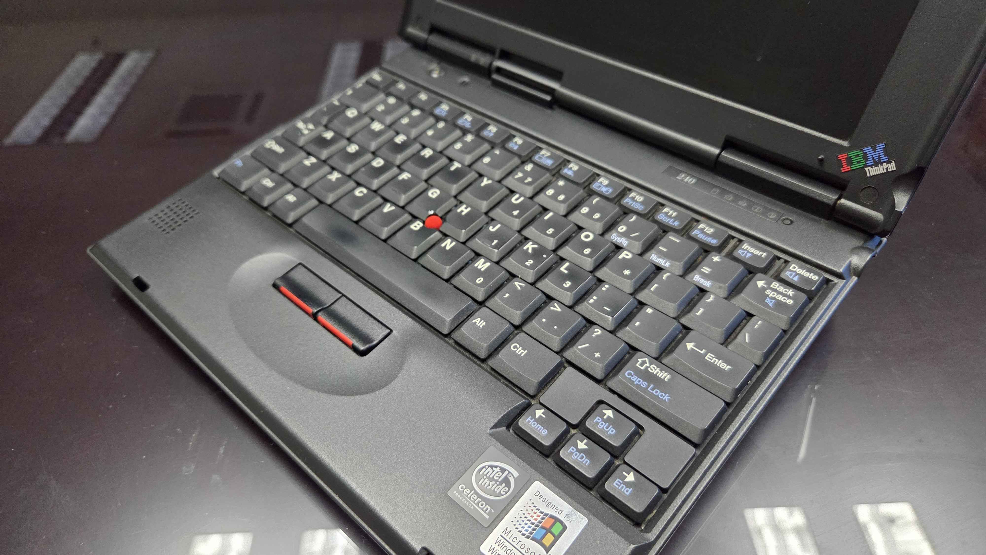 IBM Thinkpad 240 希少品 IBM ThinkPad 240 Series - MacDat