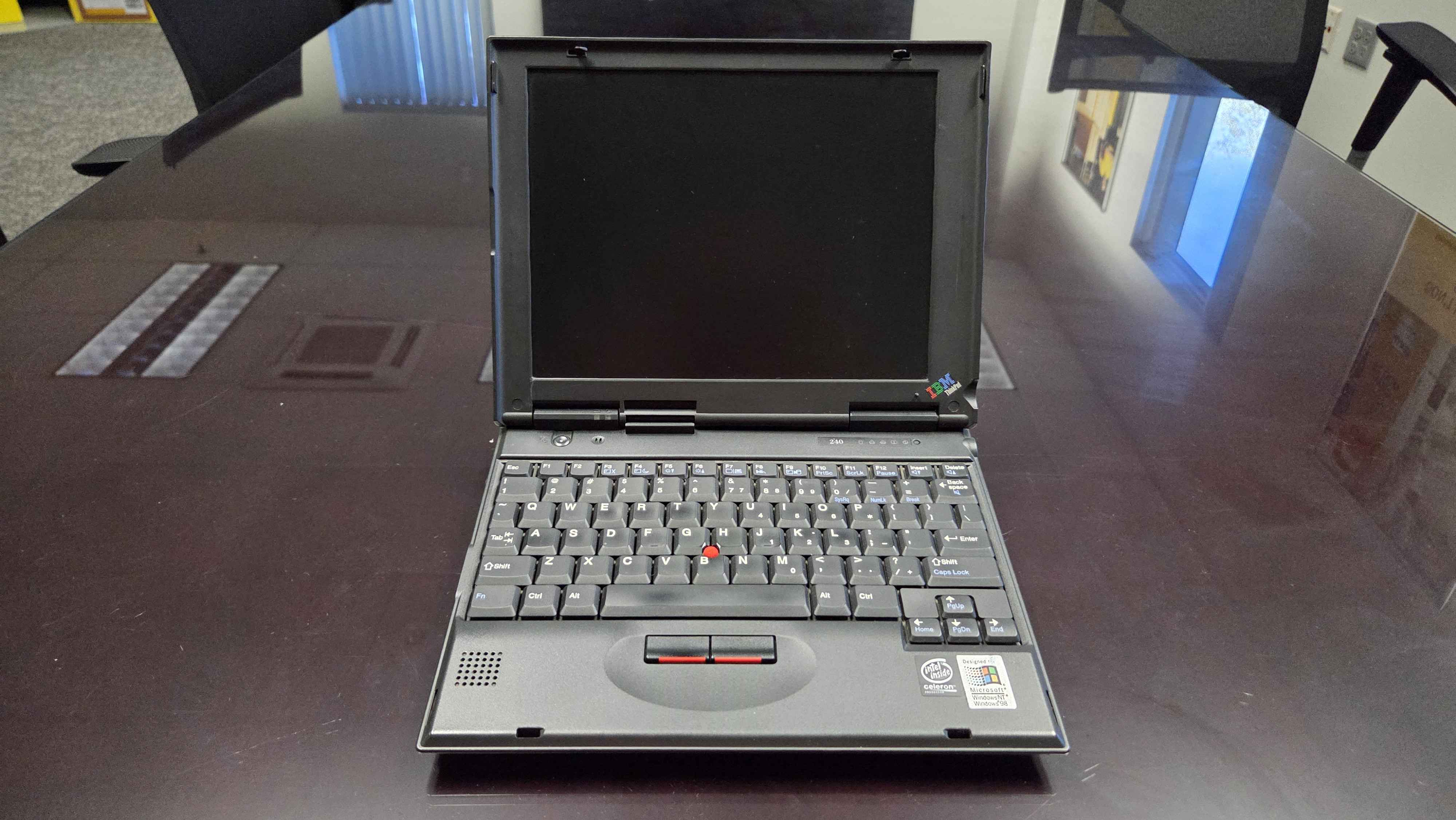 IBM Thinkpad 240 希少品 IBM ThinkPad 240 Series - MacDat