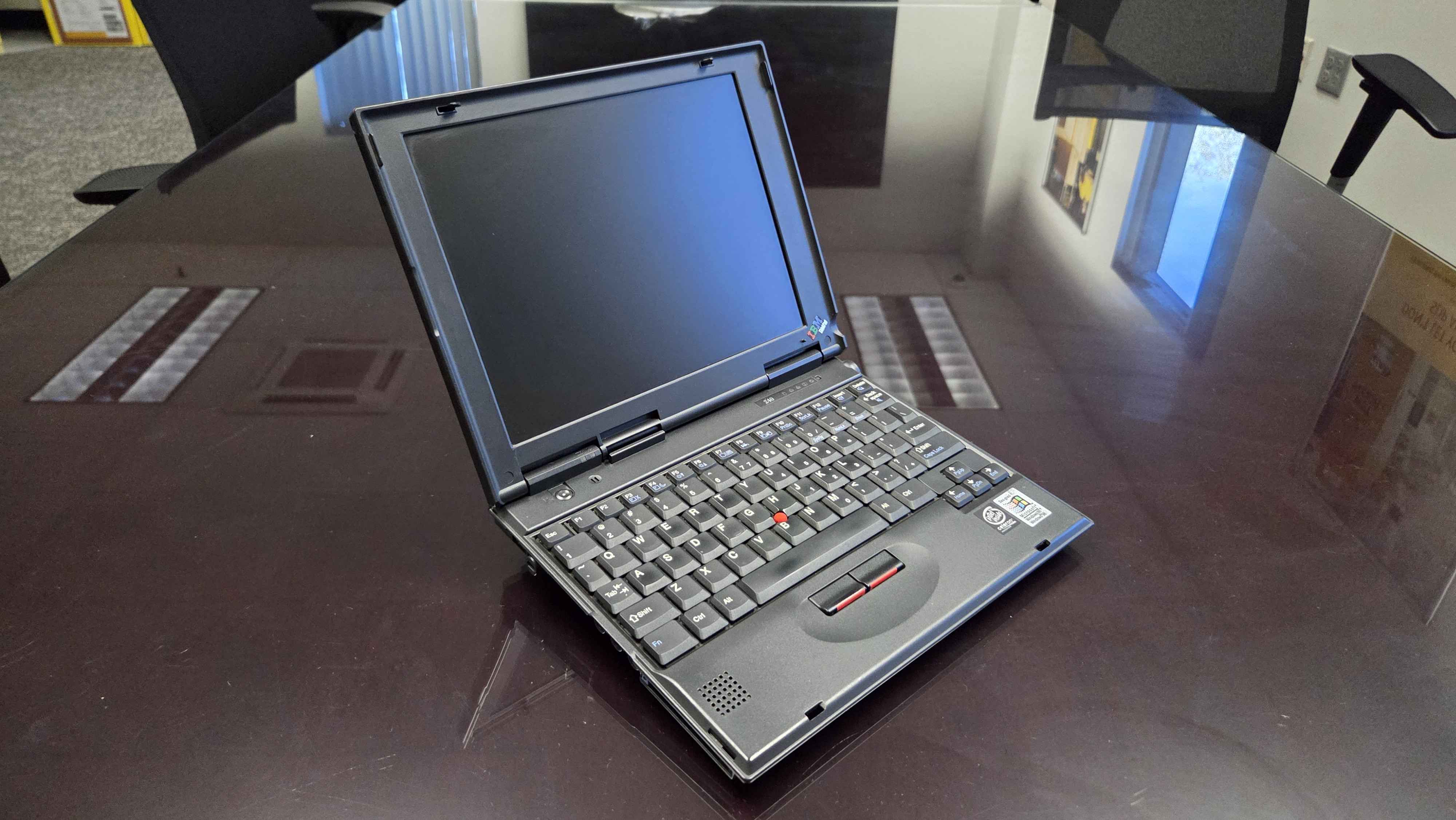 IBM Thinkpad 240 希少品 IBM ThinkPad 240 Series - MacDat